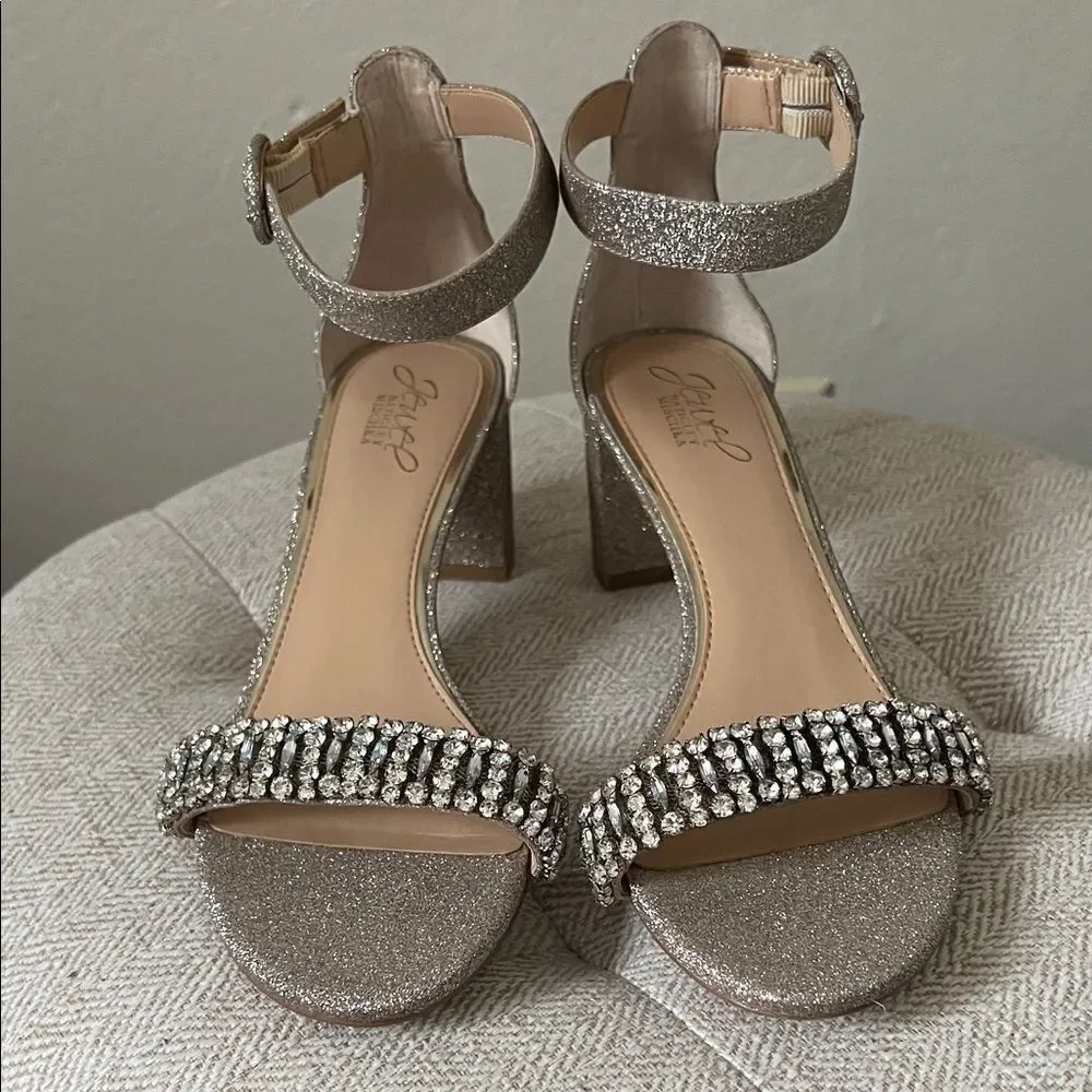 Jewel Badgley Mischka step out